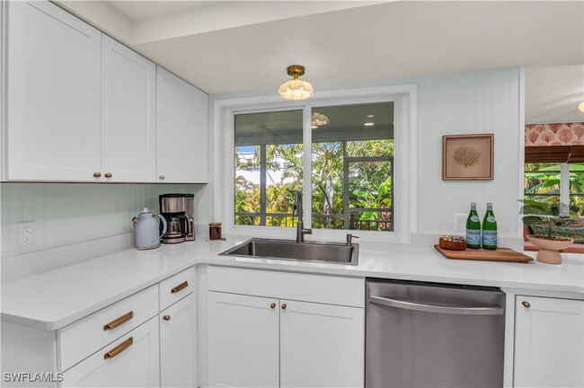 Building Photo - 288 Castaways St