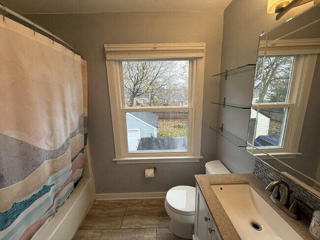 Building Photo - Alger Heights Charmer