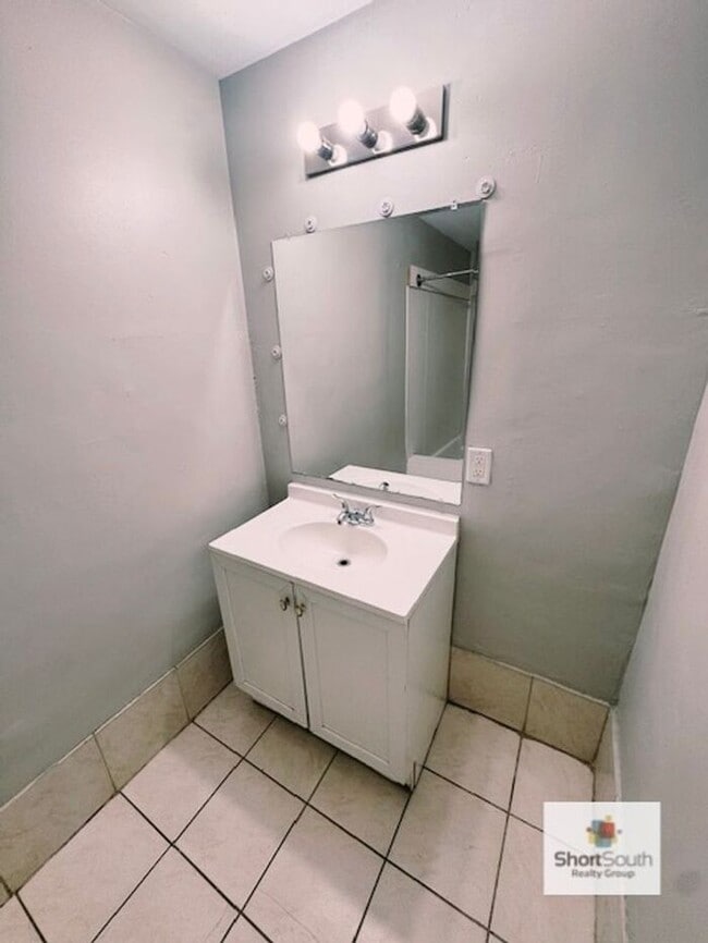 Building Photo - Recently updated 3 bed 1 bath Single Famil...