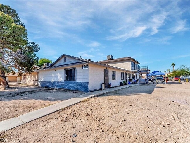 Building Photo - Charming 2-Bedroom Unit in a Well-Maintained 4-Plex!