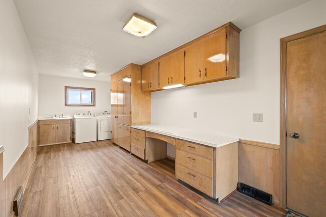 Building Photo - BEAUTIFUL remodeled home with your own vie...