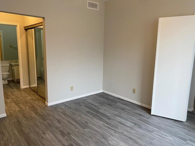 Building Photo - 2121 El Paseo St