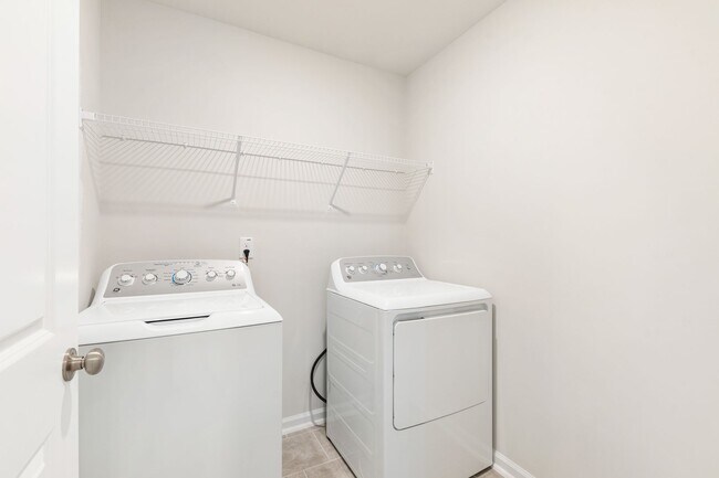 Building Photo - Move-In Ready 4-Bedroom Townhome in Rosedale!