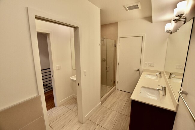 Building Photo - Gorgeous Eastlake Townhome - Stellar Locat...