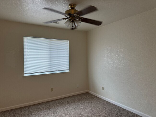 Building Photo - Large Three Bed, Two Bath Home in Stonewood Estates