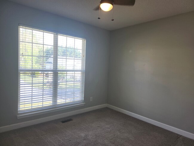 Building Photo - Spacious 4 Bedroom 3 bath in Hamilton on Hunter Subdivision