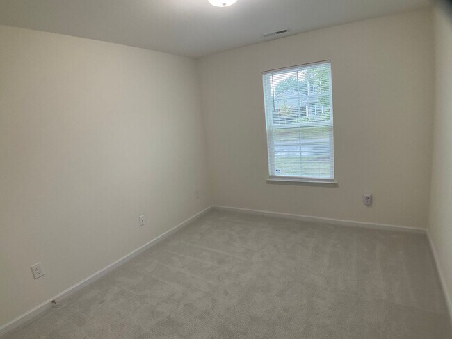Building Photo - Almost Brand New 3 bed, 2 Bath with 1 Car ...
