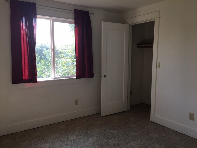 Building Photo - 6 Bedroom House near Downtown and Universi...