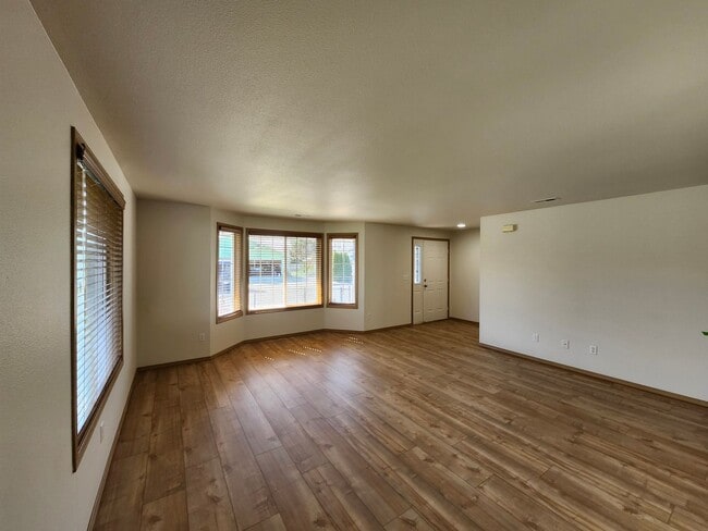 Building Photo - Updated 3 bed, 2 ba w/Oversized Covered Patio