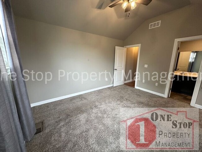 Building Photo - Gorgeous 3-Bed, 2.5-Bath Townhome in Raymore!