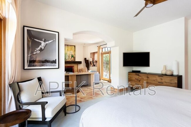 Building Photo - 690 W Linda Vista Dr