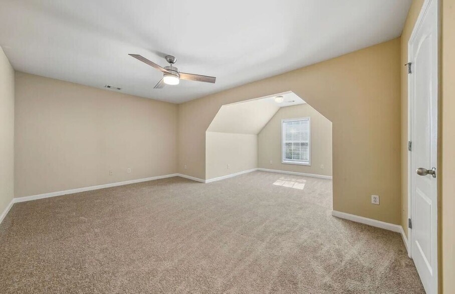 Building Photo - 4750 Ferncrest Pl