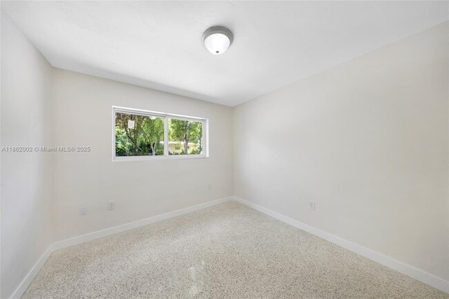 Building Photo - 1096 Raven Ave