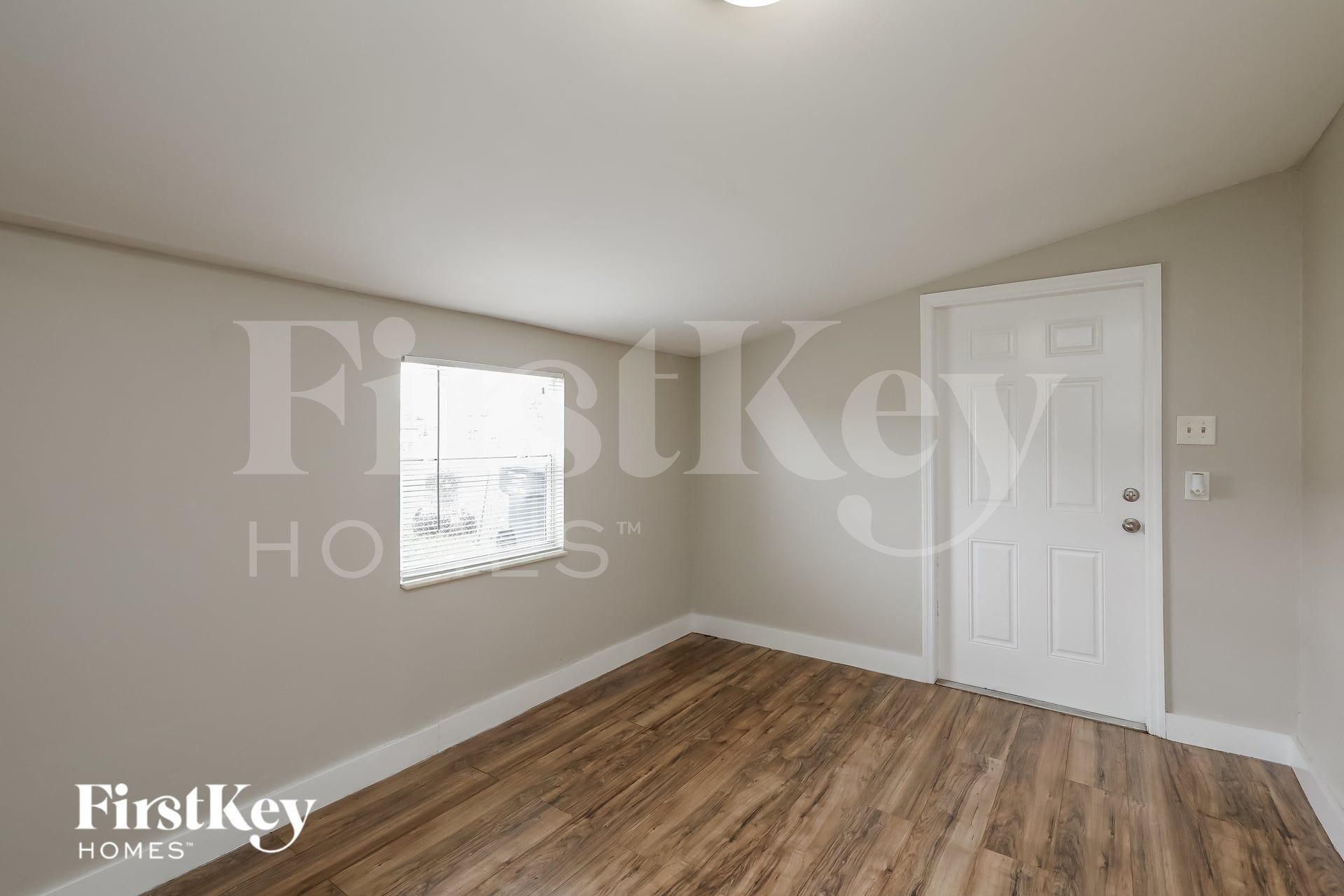 Building Photo - 5826 N Farragut Dr