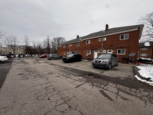 Building Photo - Charming 2-Bedroom Property in Prime Location
