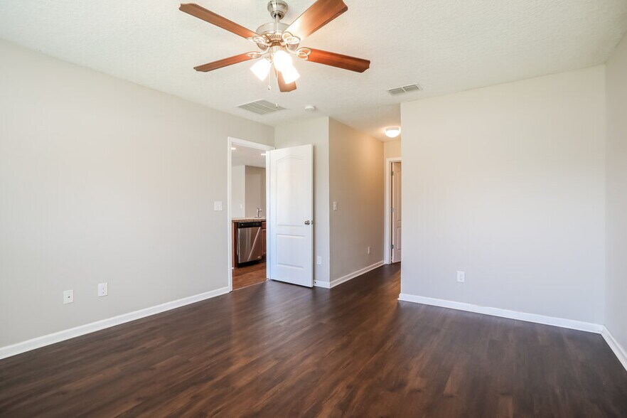 Building Photo - 3800 Falcon Crest Dr
