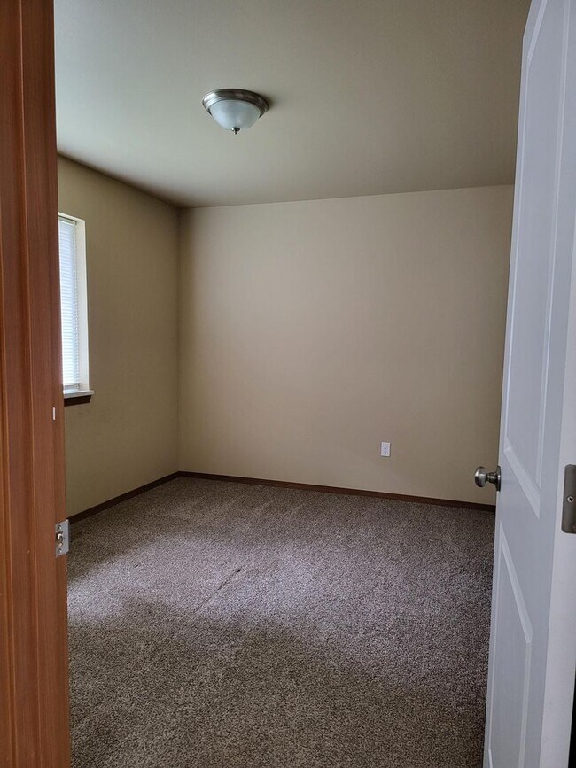 Building Photo - 609 S Washington Ave