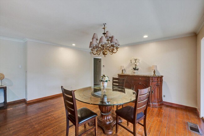 Building Photo - 5-Bedroom Home in Desirable Friendly Hills...