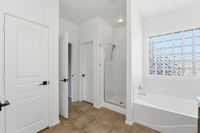 Building Photo - Beautiful 3-bedroom, 2-bathroom residence in the lively city of Mesa, Arizona!