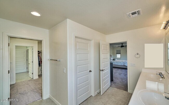 Building Photo - 2415 E Runaway Bay Pl