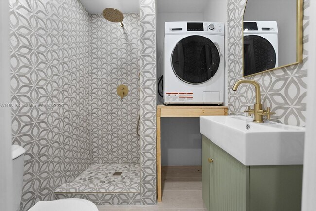 Building Photo - 129 SW 9th Ave