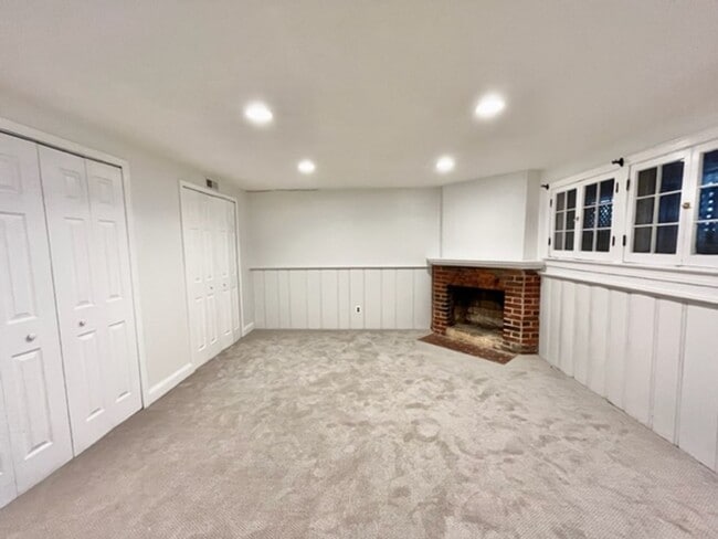 Building Photo - Great 4 BR 3 BA townhouse in great quiet s...