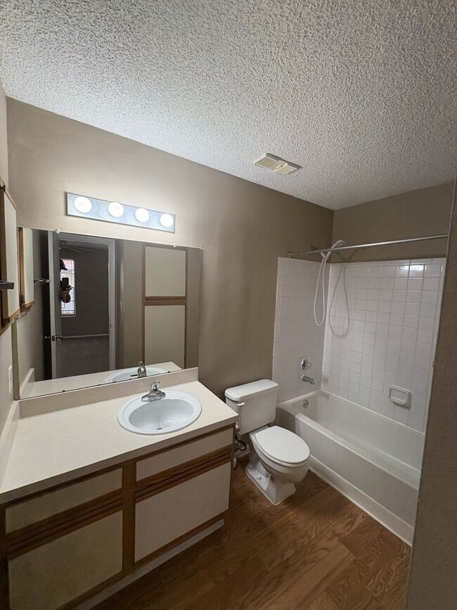 Building Photo - Large 2 bedroom 2 bath Condo