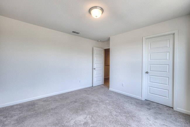 Building Photo - 523 Montrose Dr