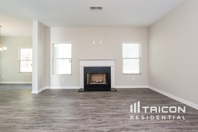 Building Photo - 357 Hawthorn Dr