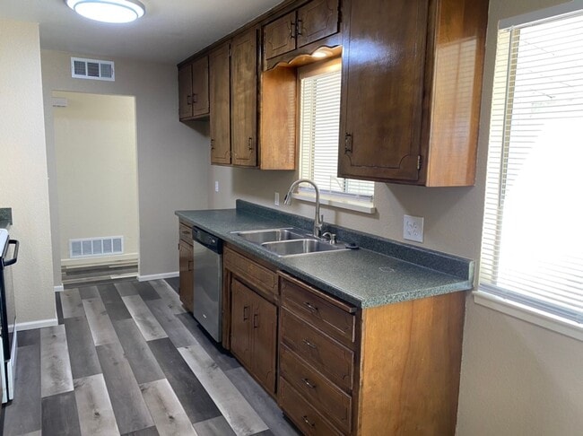 Building Photo - 3 bedroom single story located in an estab...