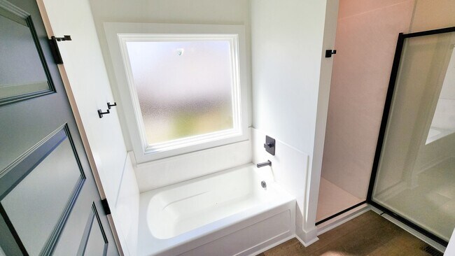 Building Photo - High-End Touches & Flexible Space in a Bea...