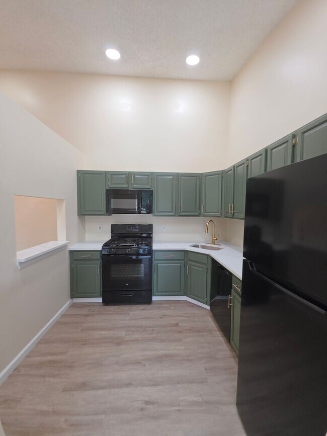Building Photo - 12 Amberly Ct