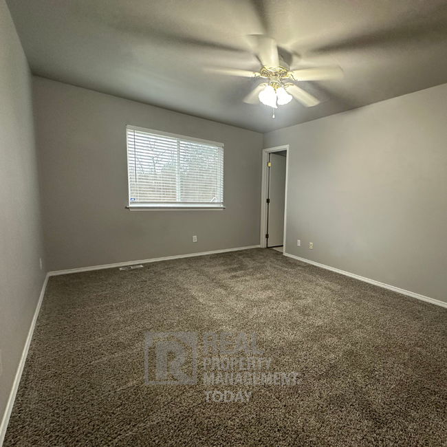 Building Photo - Large 4 bedroom home with large office spa...