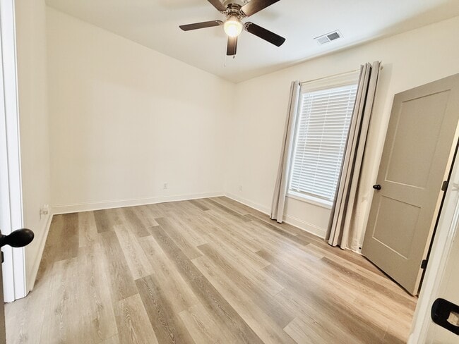 Building Photo - 2035 Rosewood Dr