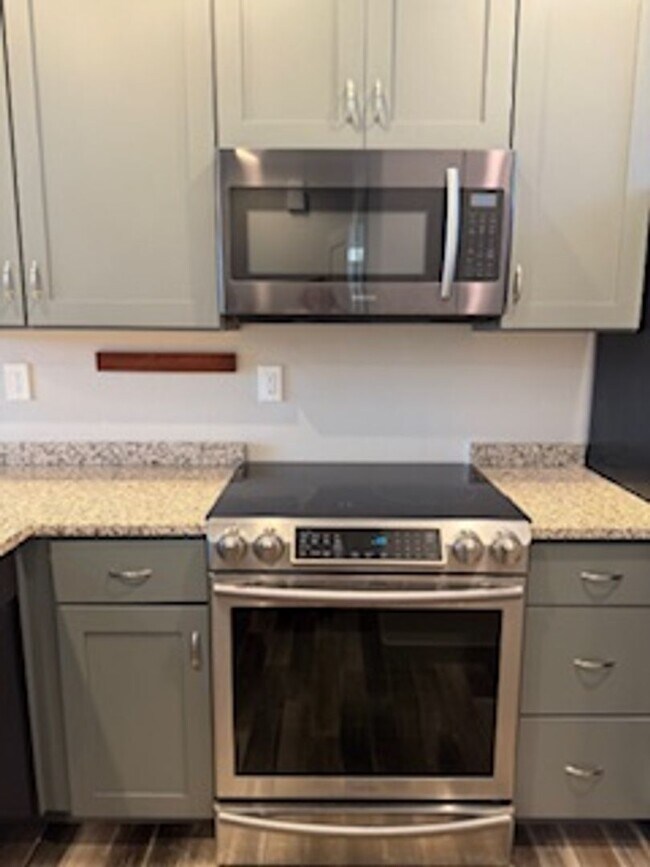 Building Photo - Midtown Cutie