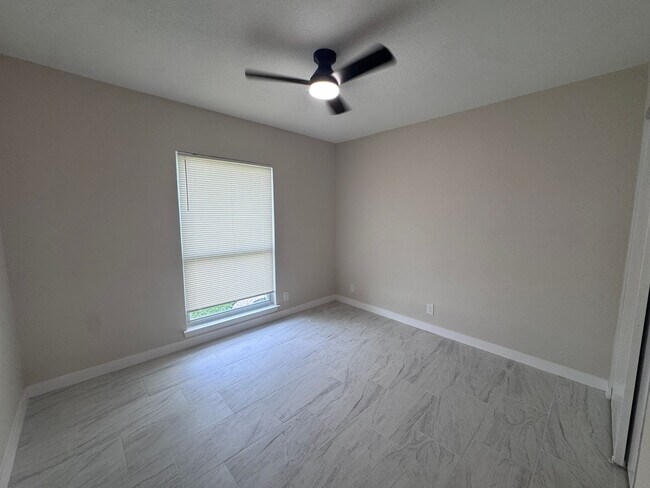 Building Photo - Newly Remodeled 3 Bd | 2 Ba | 2 Car Garage in NW Oxbox! Move In Ready!