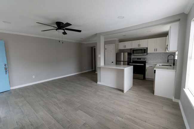 Large Living Room - 9711 Linkmeadow Ln