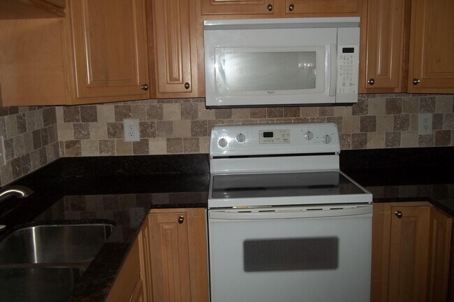Building Photo - 1504 SE Royal Green Cir