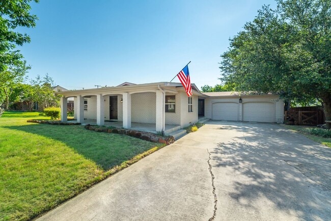 Building Photo - 3 Bedroom 2 Bath 2 Car Garage - Backs Up To A Nice Farm