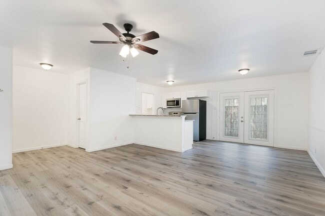 Building Photo - Leon Valley~Spacious 2 Bedroom~Updated Kitchen with Stainless Steel Appliances~2 Car Garage~Backyard