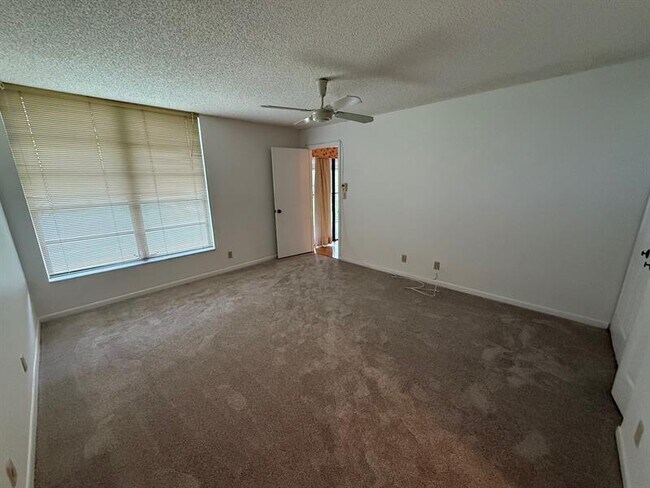 Building Photo - 6215 Coral Lake Dr