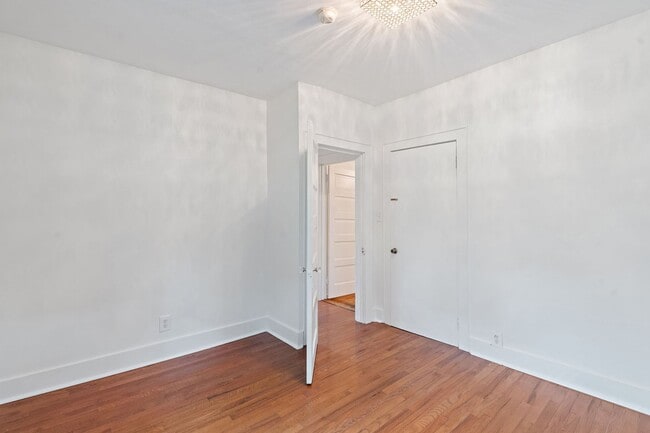Building Photo - Adorable East Nashville Cottage w/ HUGE Fully-Fenced backyard!