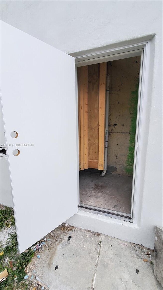 Building Photo - 6201 SW 22nd St