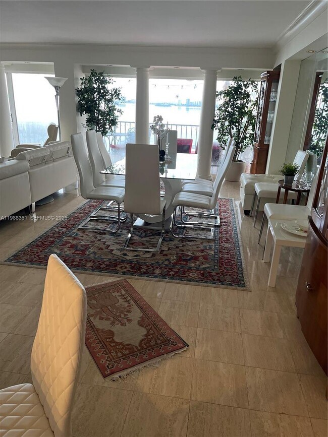 Building Photo - 1800 NE 114th St