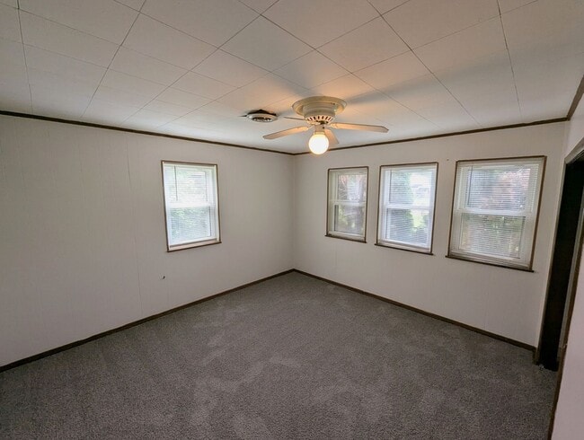 Building Photo - Living Large in Lemay - Section 8 Friendly!