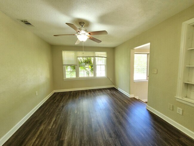 Building Photo - 307 Hermey Ave