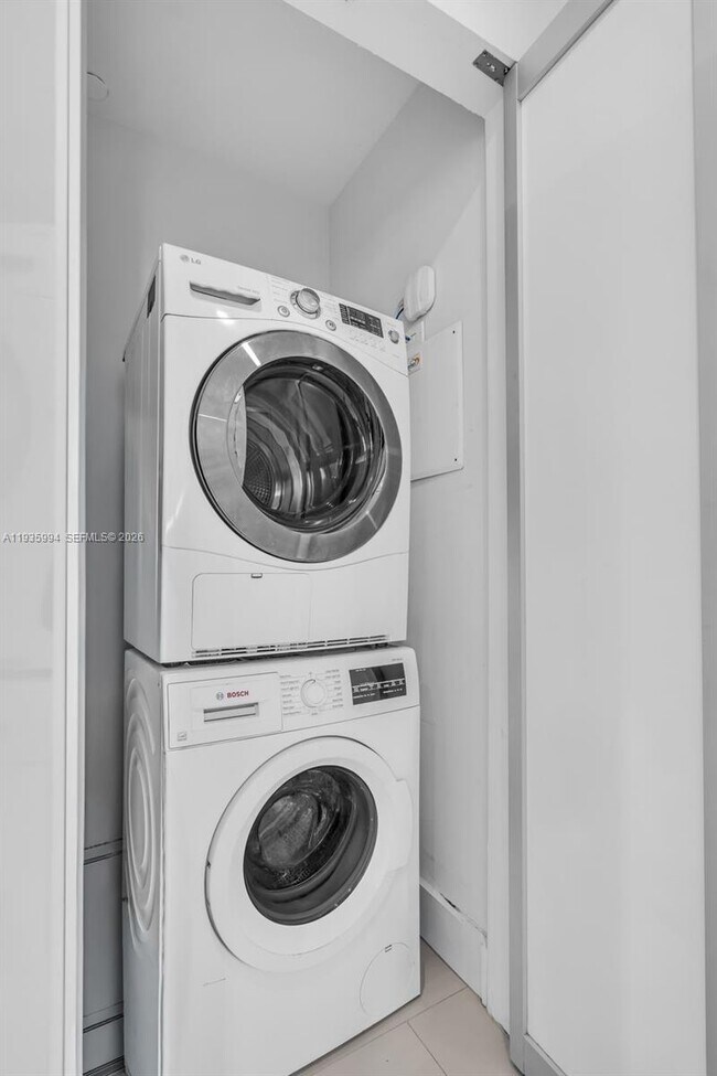 Building Photo - 900 Biscayne Blvd