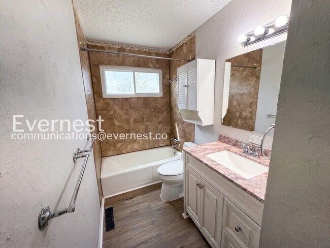 Building Photo - 3 Bed/1.5 Bath Home with Garage / Pet-Friendly / Coming Soon!