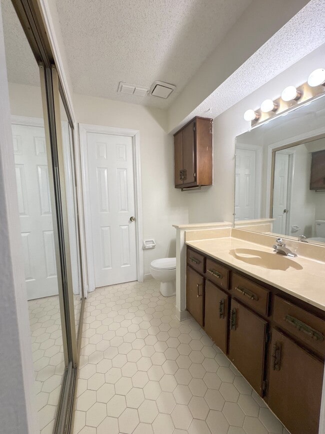 Building Photo - 3090 S Wesley Ct