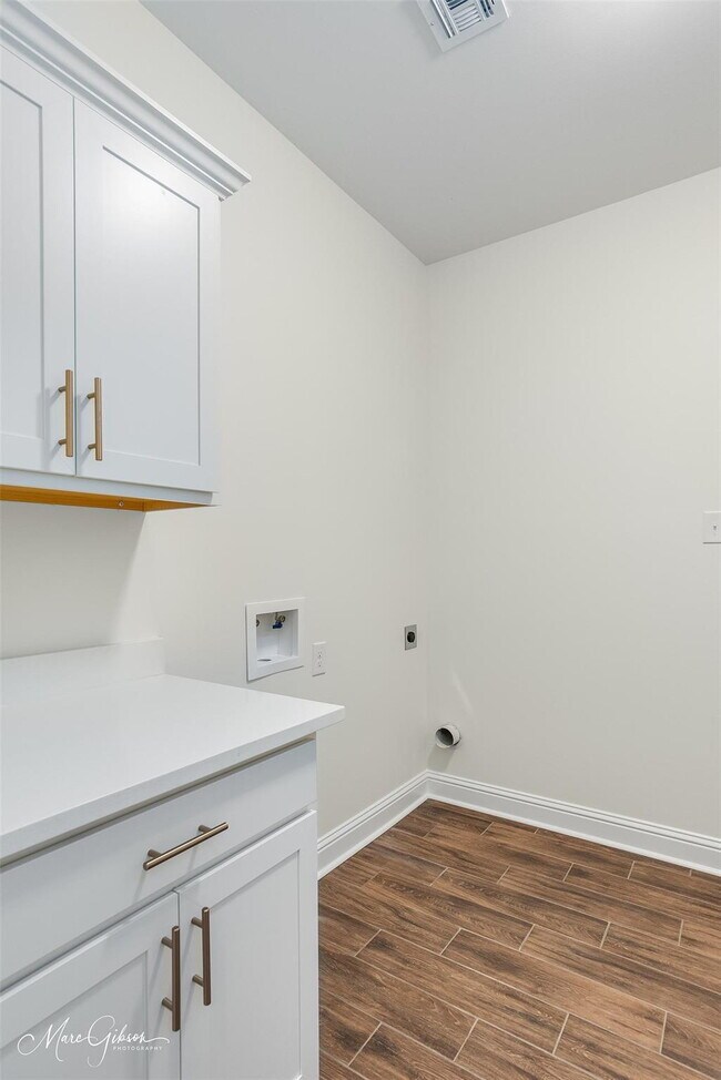 Building Photo - "Charming 3-Bedroom Bossier City Home with 2 Full Baths and 1848 Sq Ft of Comfort!"